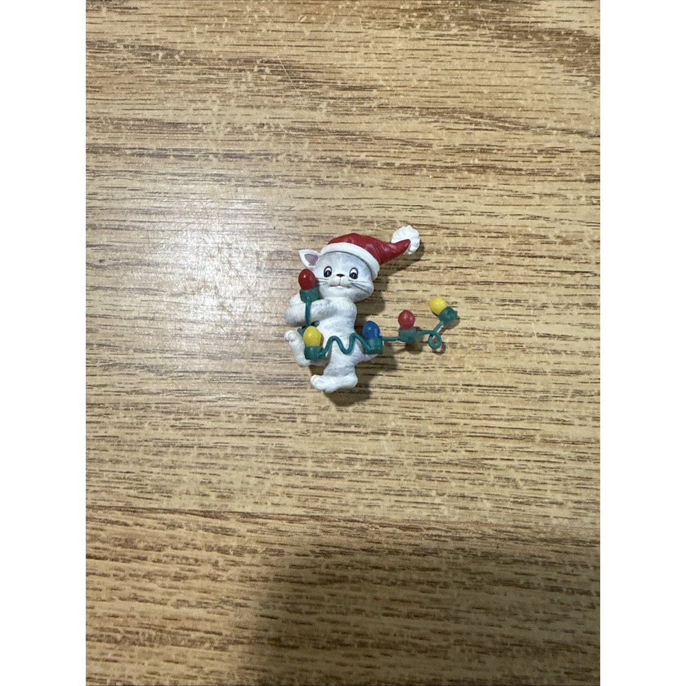 VTG Avon Christmas Pin/Brooch Cat W/Christmas Lights and Santa Hat 1998